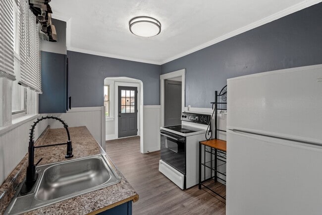 Building Photo - SCORE 1ST MONTH'S RENT FREE IF SIGNED BY APRIL 3! Spacious 3 bedroom home in Mt. Oliver available...