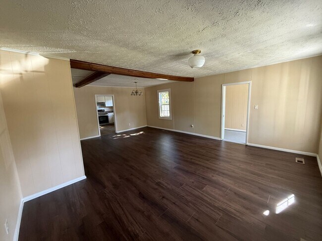 Building Photo - Charming 2 Bedroom / 1 Bathroom Home Near Downtown Pell City & Logan Martin Lake