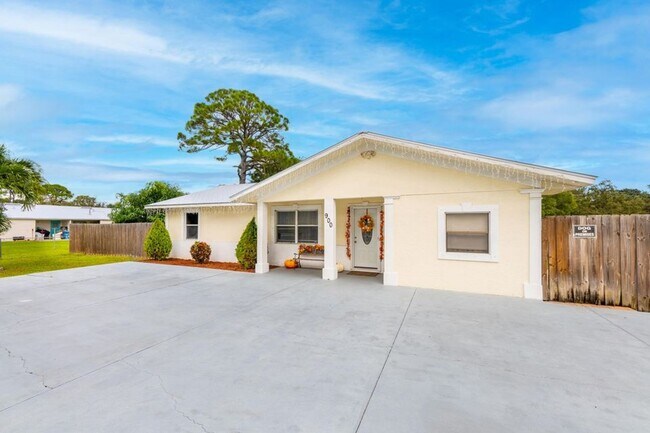 Building Photo - Charming 3 bedroom Home with Huge Fenced Yard