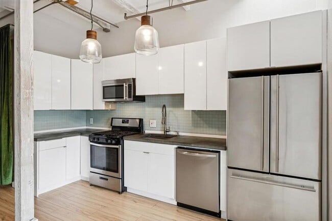 Building Photo - Stunning West Oakland Live Work Loft w/ Ground Floor Studio