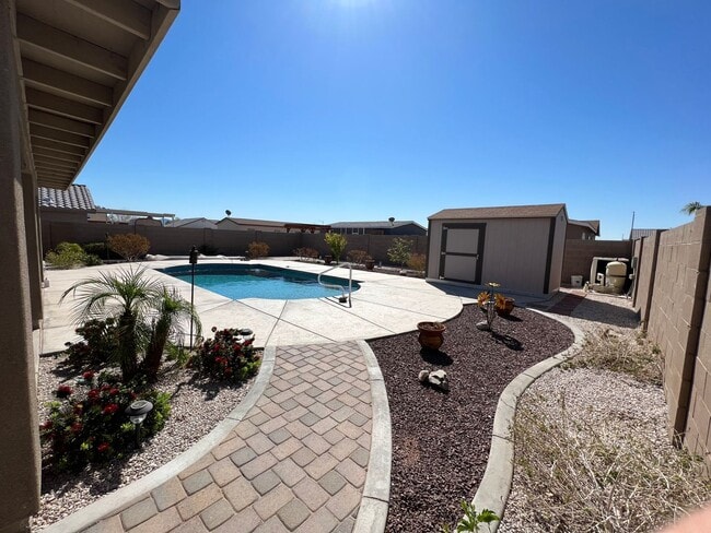 Building Photo - 4 BEDROOM POOL & SOLAR HOME