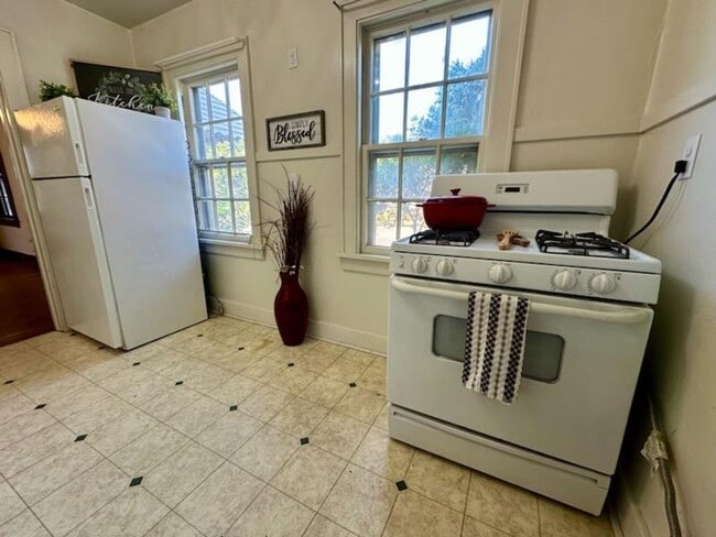 Building Photo - 2 bed, 1 bath home for rent in Waterloo