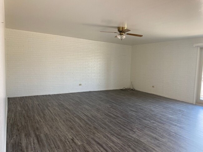 Building Photo - Eastside 3 bed 2 bath - Pool and Garage