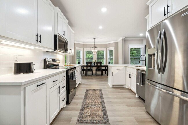 Building Photo - 10 Granshire Dr