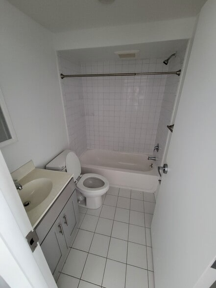 Building Photo - 2231 Bryn Mawr Ave