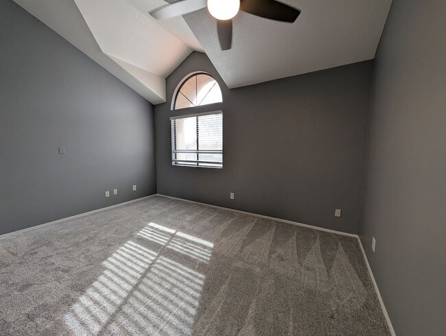 Building Photo - 2 Bedroom 2.5 Bath