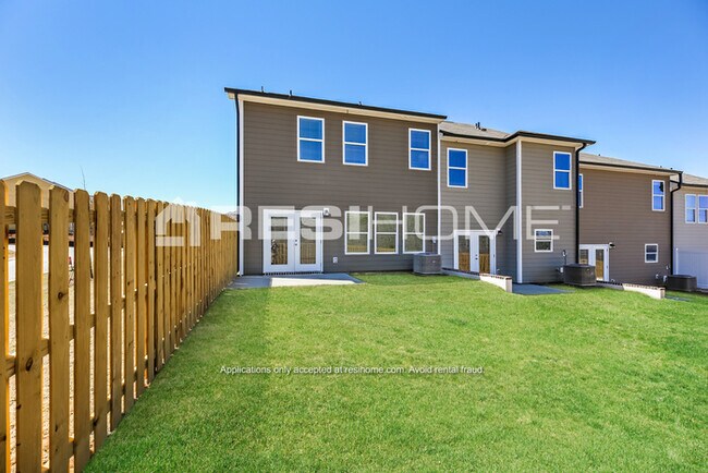 Building Photo - 247 Aurora Ln