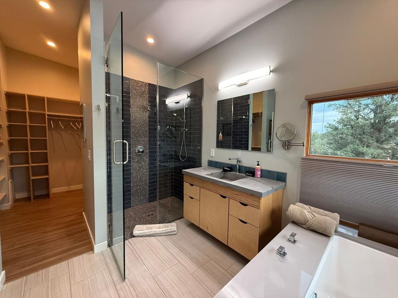 Building Photo - 105 Rojo Dr