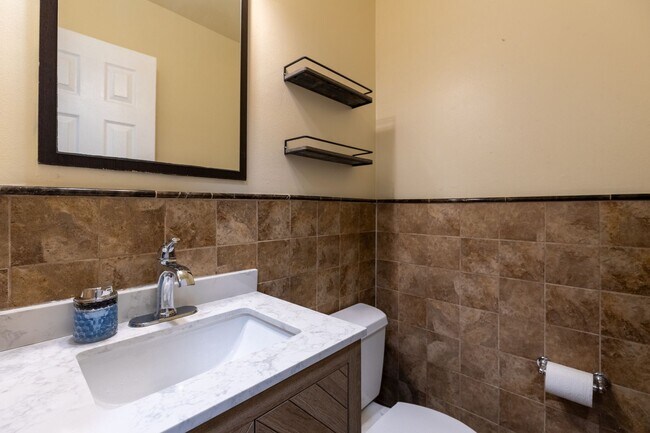 Building Photo - 2 bed 2.5 bath