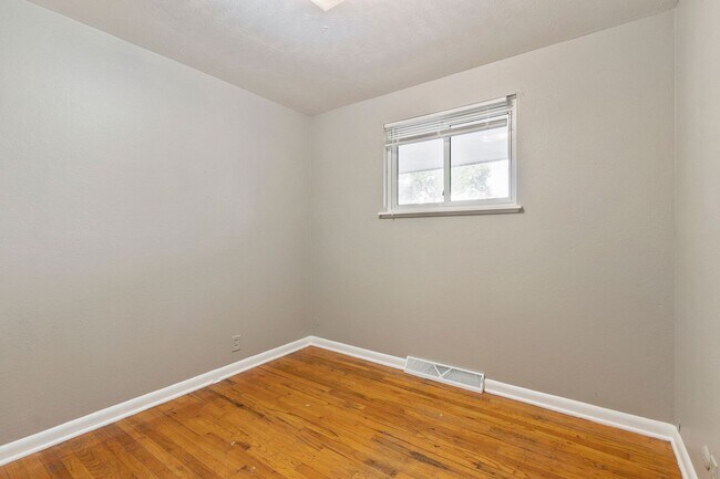 Building Photo - 400 Tedmon Dr