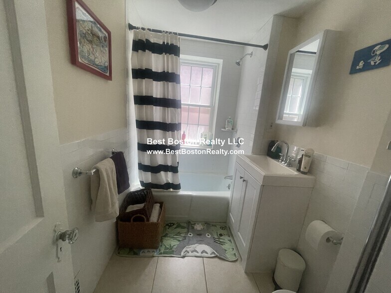 Building Photo - 38 Gibson St