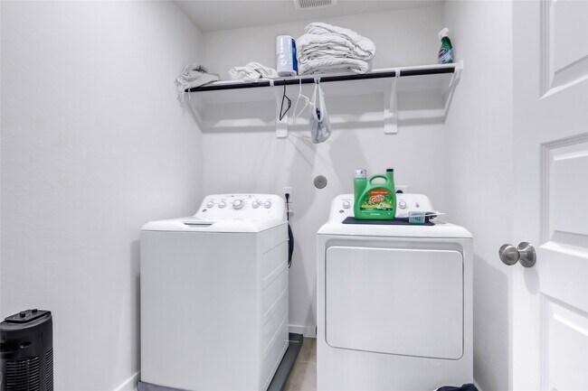 Building Photo - 7218 Clearwater Cv Dr