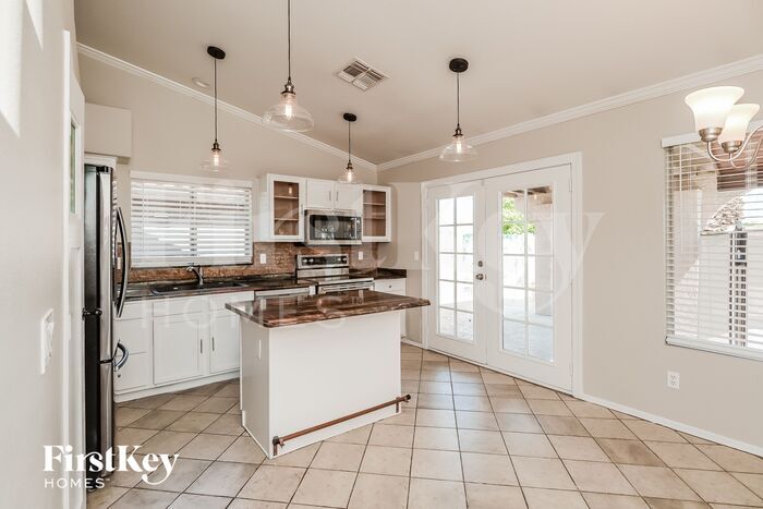 Building Photo - 755 S Del Rancho