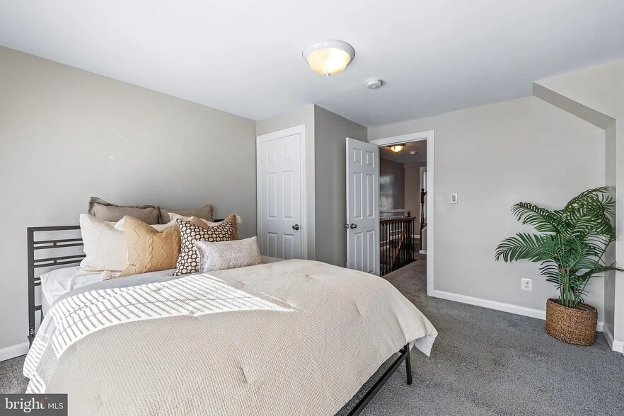 Building Photo - 926 W Pratt St