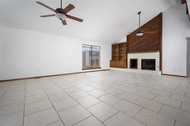 Building Photo - 2400 Northwood Ln