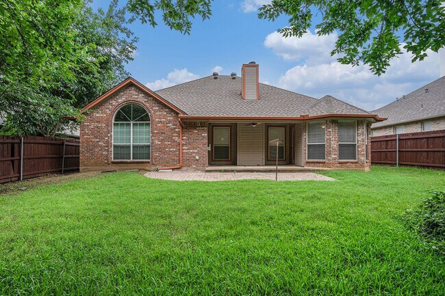 Building Photo - Welcome to this inviting 3-bedroom, 2-bathroom home in the heart of Cleburne, perfectly suited fo...