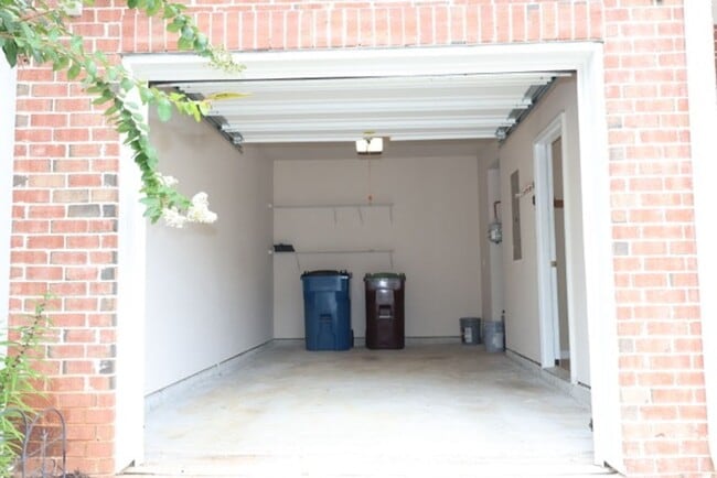 Building Photo - Charming 2-story Townhome