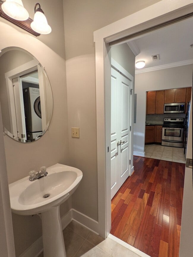 Building Photo - Beautiful Asheville Condo-Located in The Beaucatcher House!