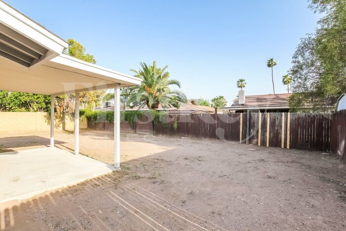 Building Photo - 5627 W Sunnyslope Ln