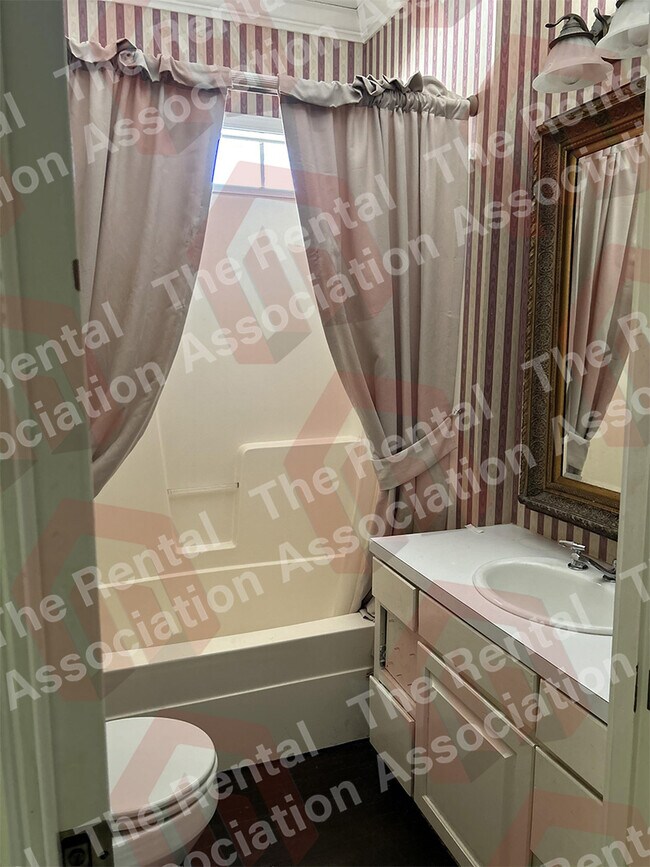 Building Photo - 2401 Jasmine St