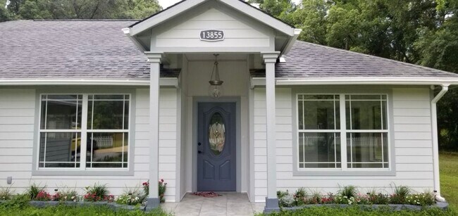 Building Photo - Stunning Home - Large Lot with 2 Car Garage!