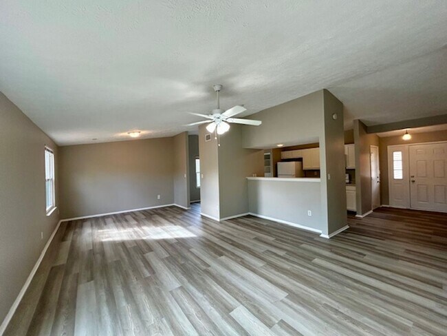 Building Photo - 3 BEDROOM 2 BATHROOM RANCH STYLE HOME IN PIKE!