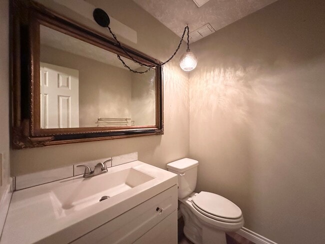 Building Photo - 3 Bed 2.5 Bath 3 Level Home w/ Furnished B...