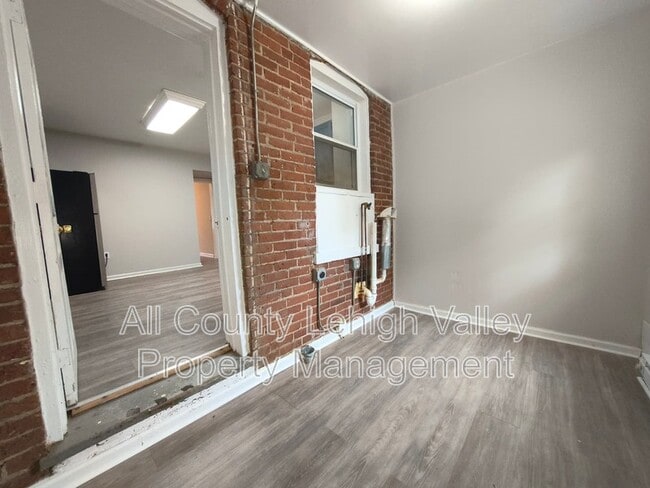Building Photo - 339 W Lincoln St