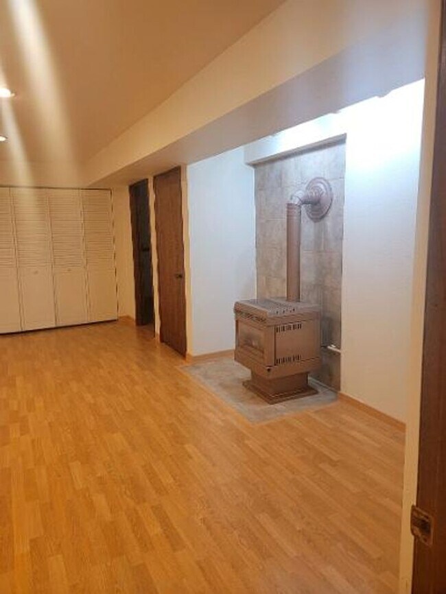 Building Photo - Classic North Tacoma 4 Bedroom Tri-Level with Peak a Boo View!