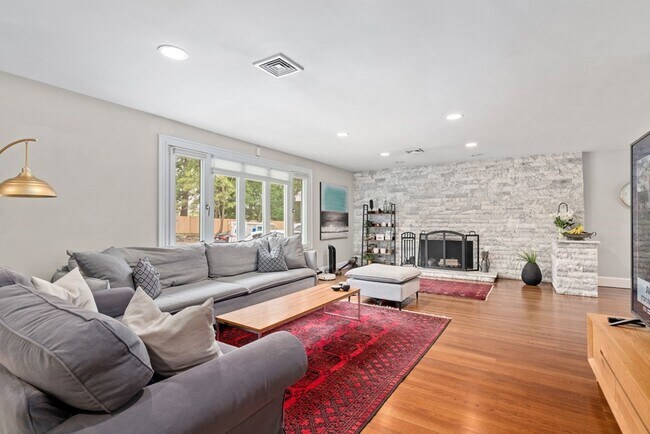 Building Photo - 580 Dedham St