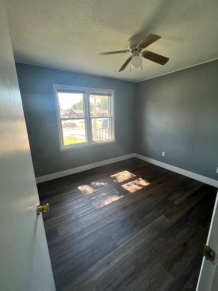 Building Photo - 2026 E Frank Phillips Blvd