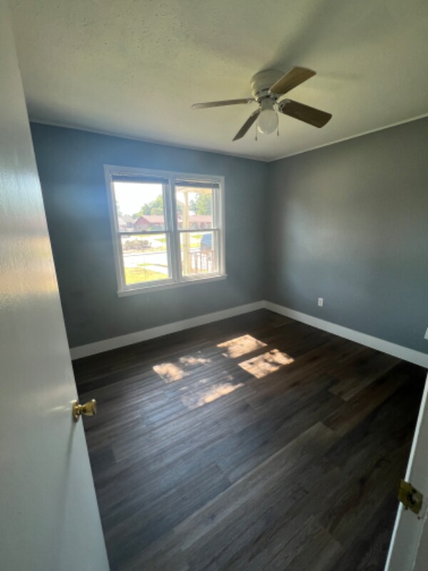 Building Photo - 2026 E Frank Phillips Blvd