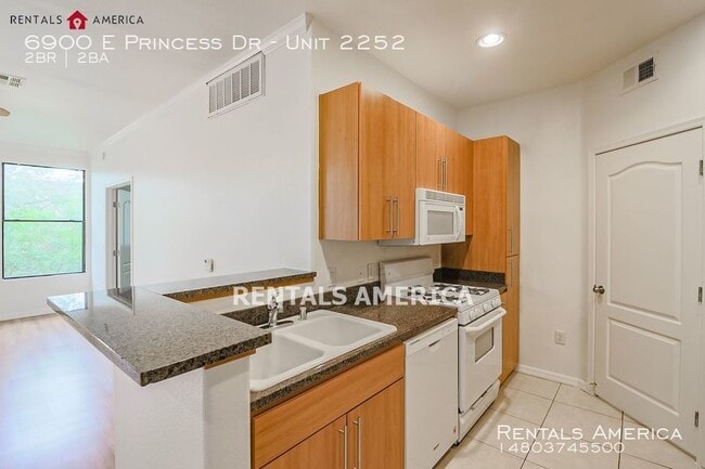 Building Photo - Beautiful Condo in Larronata