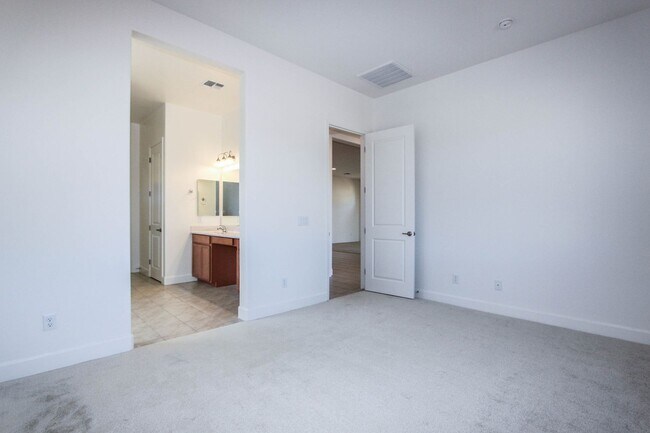 Building Photo - 3 bed 2 bath in Pronghorn Ranch