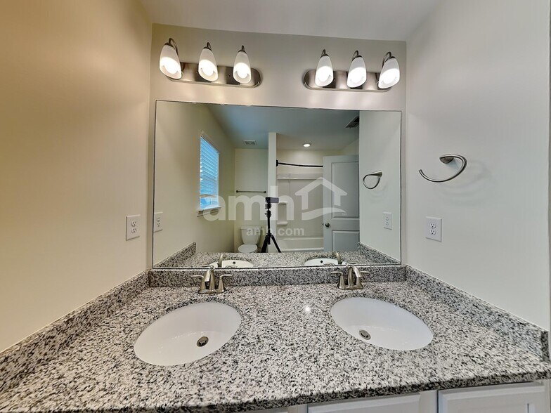 Building Photo - 241 Lake Vista Dr