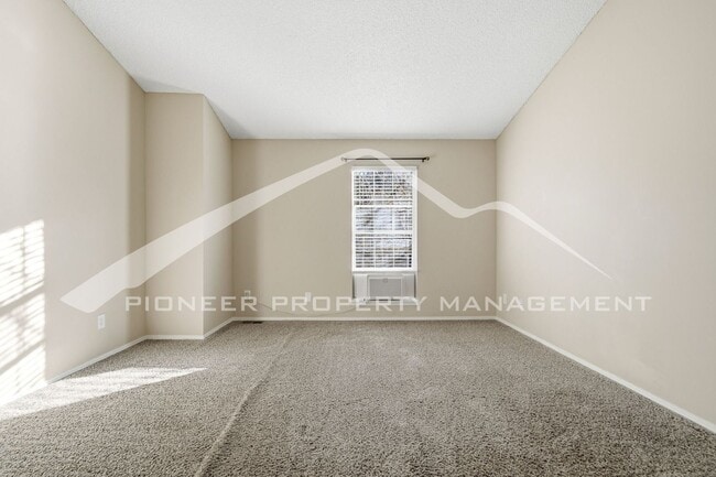 Building Photo - Spacious Townhouse with Central AC and Washer/Dryer