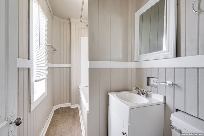 Building Photo - 818/818A Bowen St