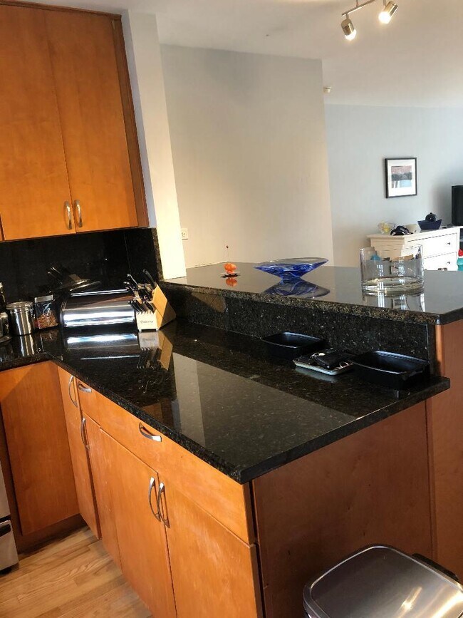 Building Photo - 606 Green Bay Rd