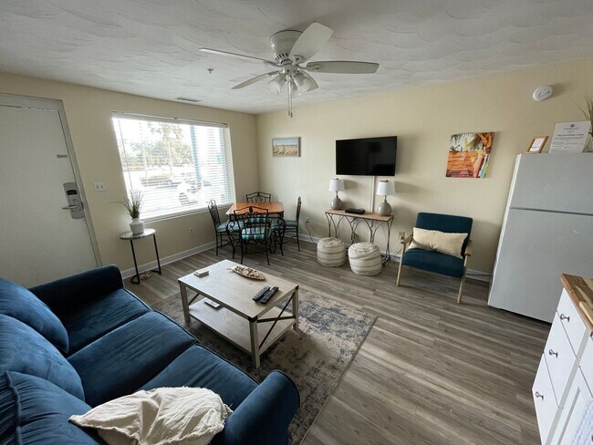 Building Photo - 1Bed/1Bath Renovated Furnished Condo acros...