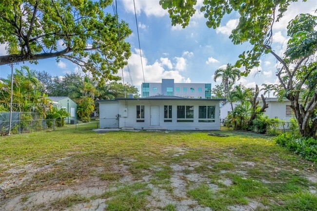 Building Photo - 648 South Dr