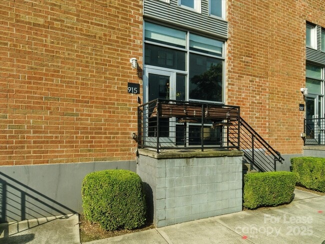 Building Photo - 915 Westmere Ave