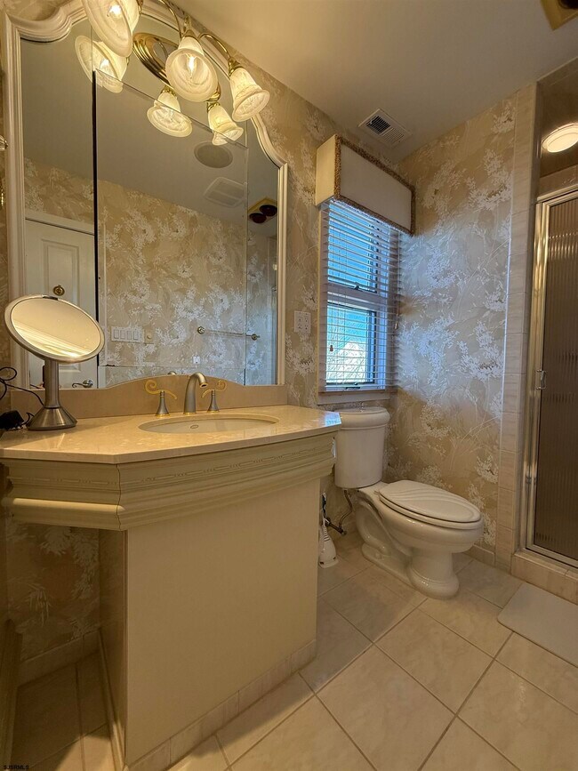 Building Photo - 4 S Iroquois Ave