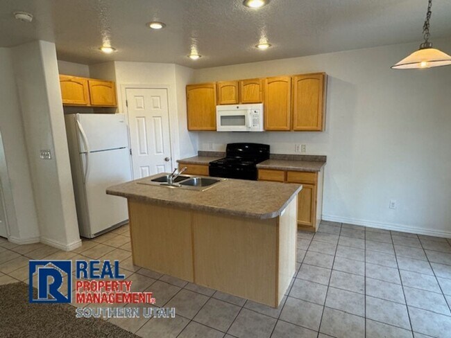Building Photo - Spacious Townhome in Hidden Valley