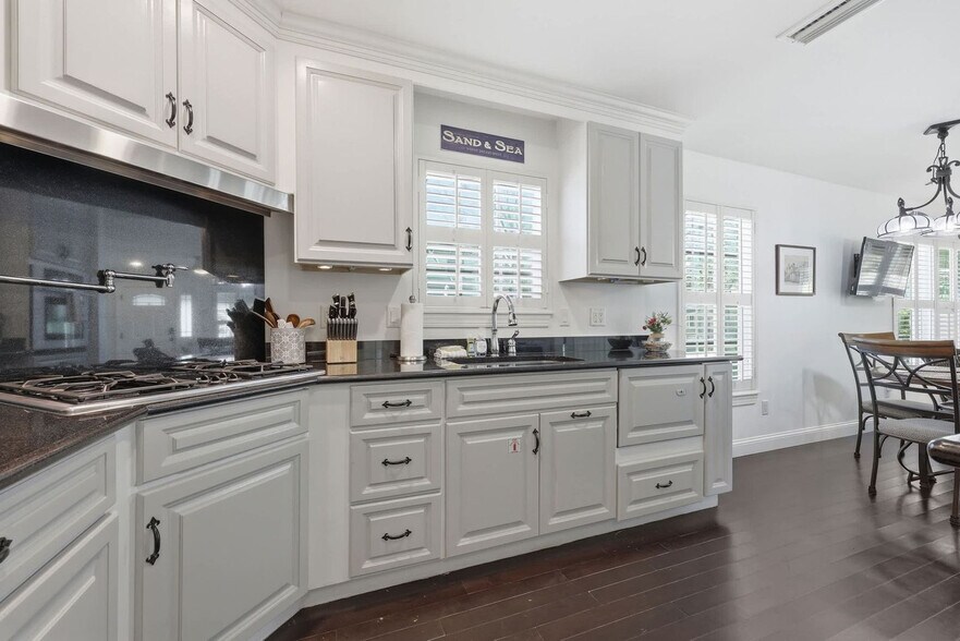 Building Photo - 36 Weeden St