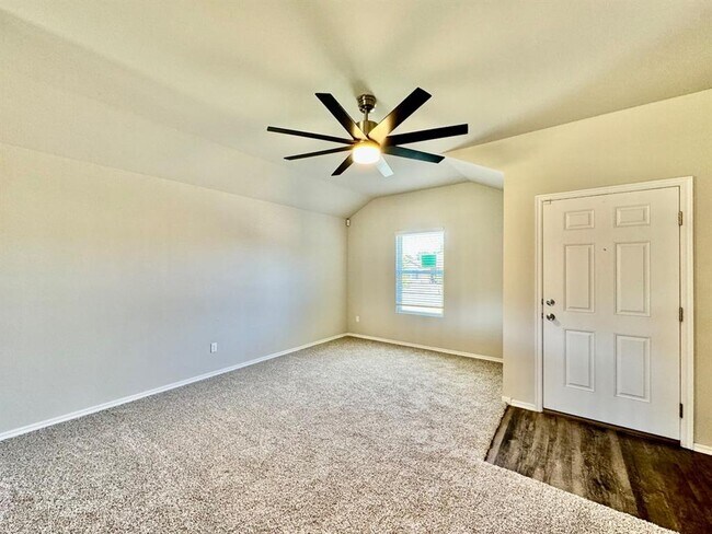 Building Photo - 933 Klare Ln