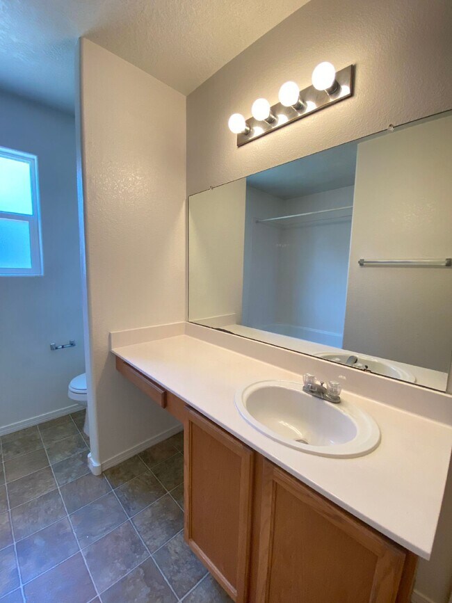 Building Photo - Spacious 3BR/2Bath/2Living - 1 Car Garage