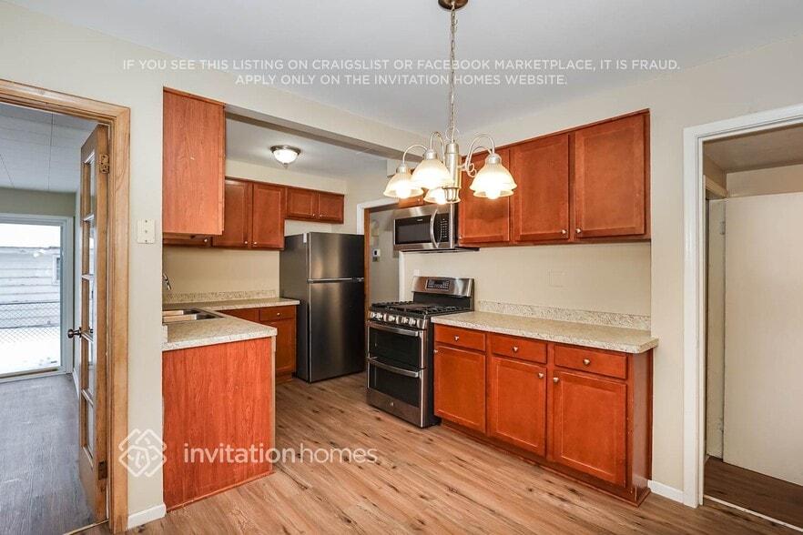 Building Photo - 1160 Kennard St N