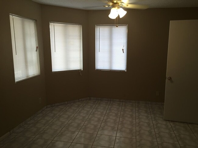 Building Photo - Stunning single story house single family.