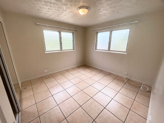 Building Photo - 2 Bed 1 Bath Basement Unit of Duplex House in Kalihi-Palama available now!