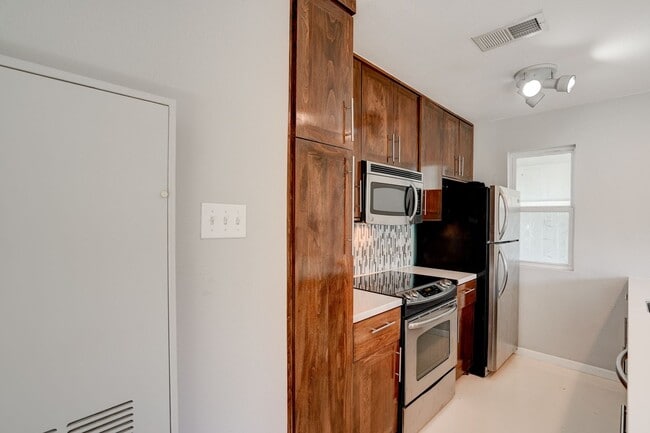 Building Photo - 2450 Ashdale Dr